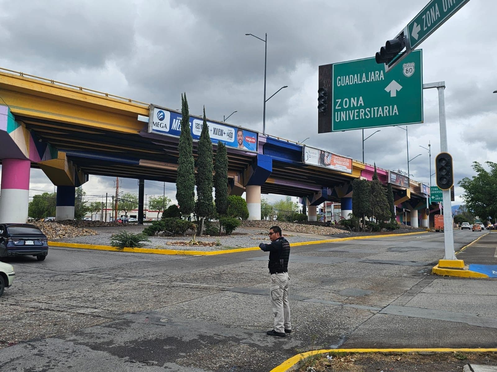 Policía vial controla tráfico en el sur de la ciudad por apagón de semáforos