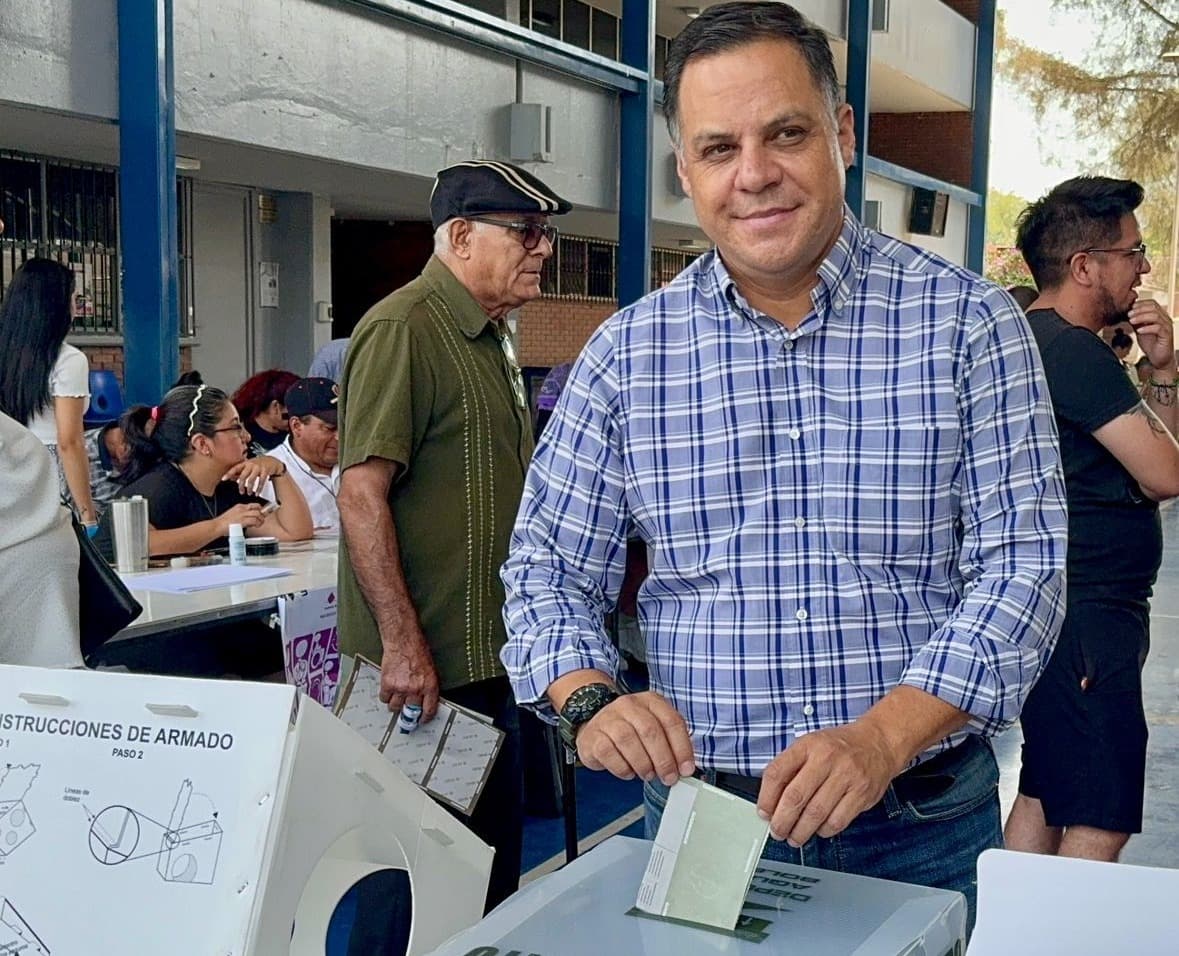 Candidato de Morena en Soledad de Graciano Sánchez acude a votar con su familia