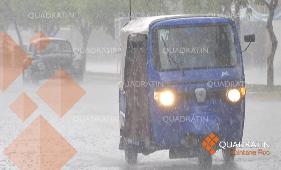 Batallan cancunenses para llegar a trabajo o escuela por lluvias