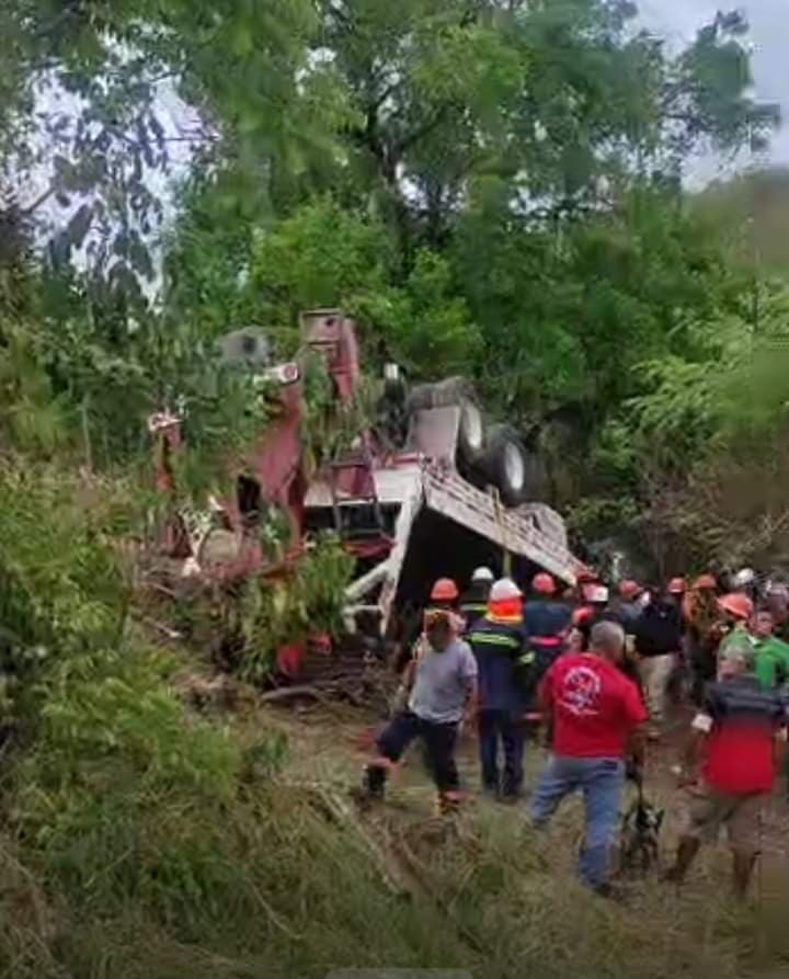 Trágico descarrilamiento de grúa en Tamasopo deja cuatro muertos