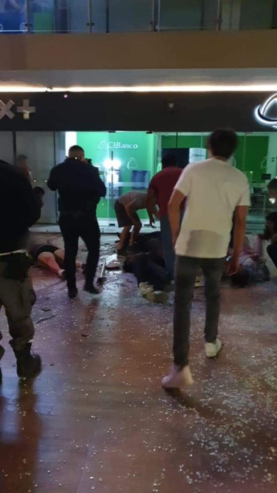 Tragedia en Plaza Alttus: Jóvenes Caen desde un tercer piso
