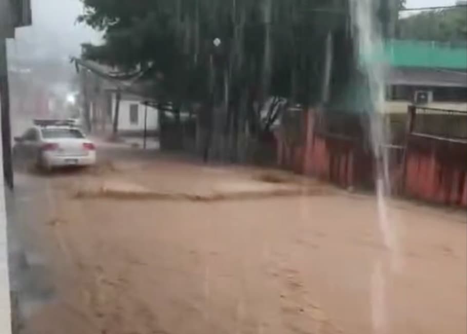 Inundaciones y daños materiales tras tromba en la Huasteca y Cárdenas