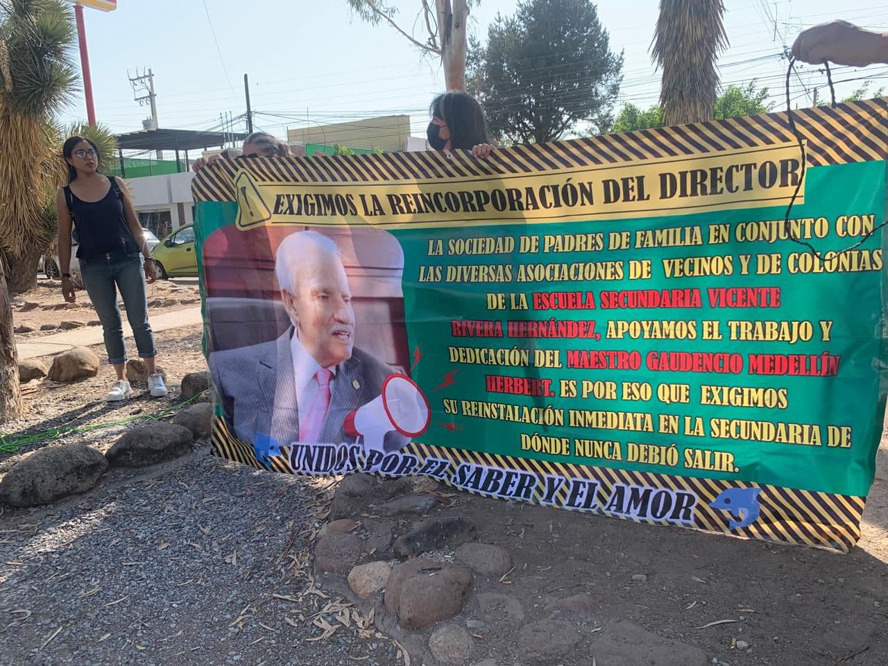 Padres exigen restitución del profesor Gaudencio Medellín en la Secundaria General No. 3