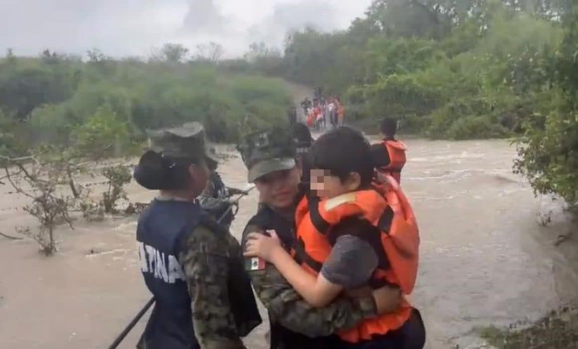 Semar rescata a 3 personas incomunicadas en Soto la Marina, Tamaulipas