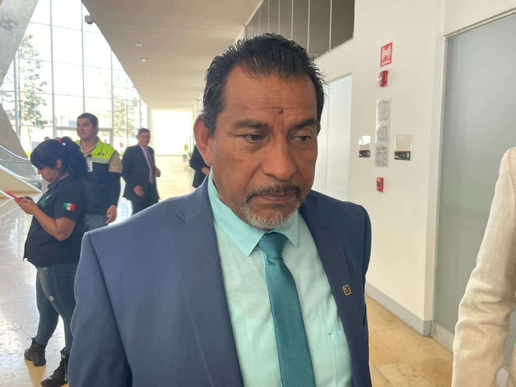 Juan Carlos Bárcenas decide seguir liderando el SNTE y renuncia a diputación