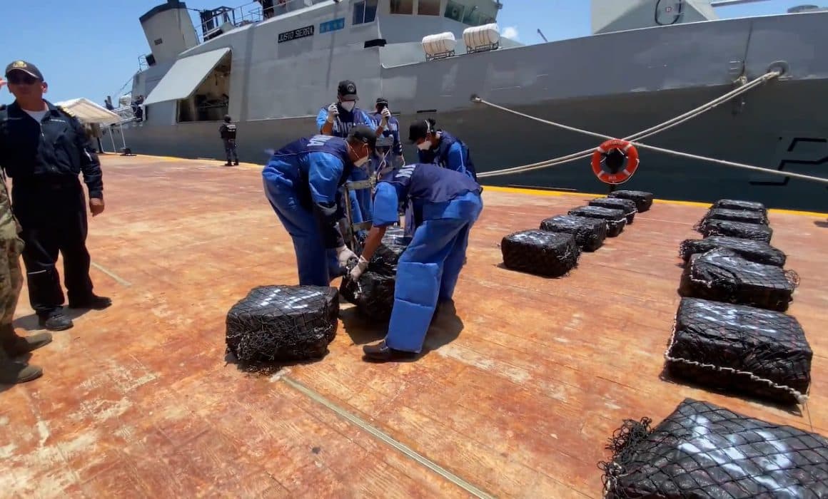 Aseguran 103 costales con cocaína que flotaban en costas de Acapulco, Guerrero