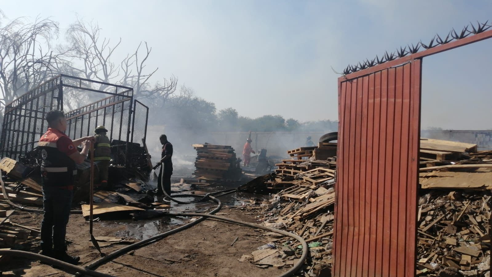 Se incendia fábrica de tarimas en Pozos