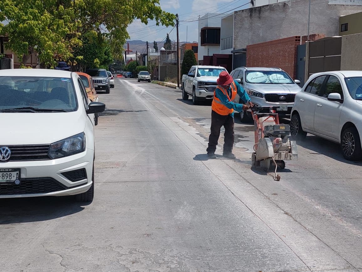 Construye alcantarillado en colonia Del Valle el nuevo Interapas