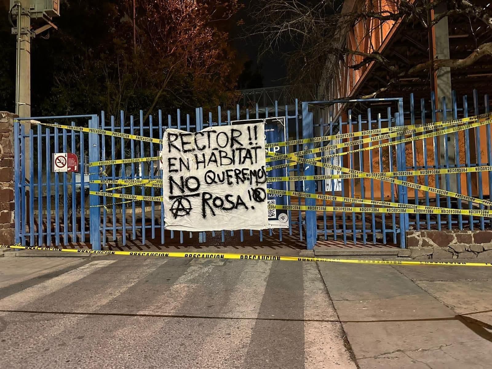 Estudiantes toman la Facultad del Hábitat en protesta por posible reelección de la directora