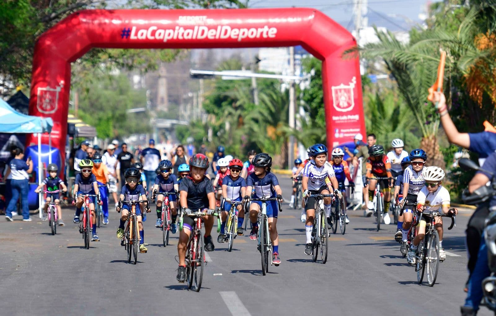 Participan niños y jóvenes en competencia de ciclismo en Carranza