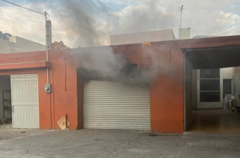 Incendio consume vulcanizadora en Muñoz