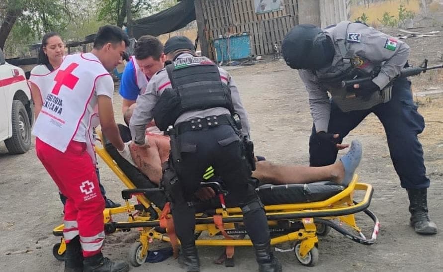 Alcanza a pedir ayuda y fallece por heridas de bala