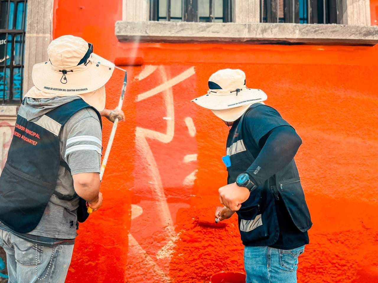 Limpian más de 3 kilómetros de grafiti en el centro histórico de la capital
