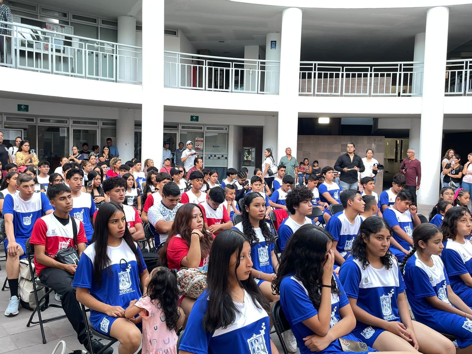 Realiza Ayuntamiento abanderamiento de atletas potosinos