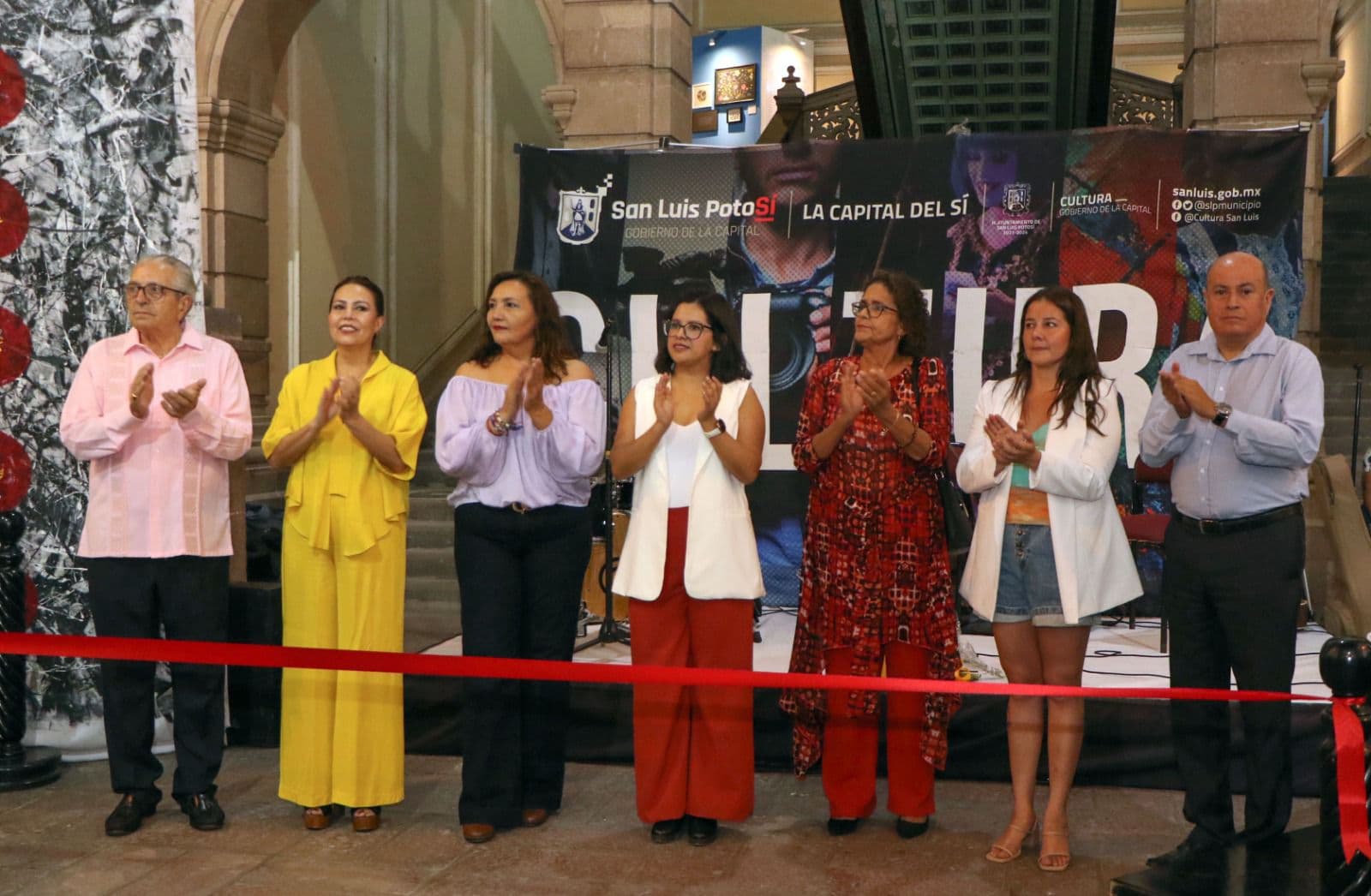 Asisten cientos de potosinos a exposiciones artísticas en Palacio Municipal