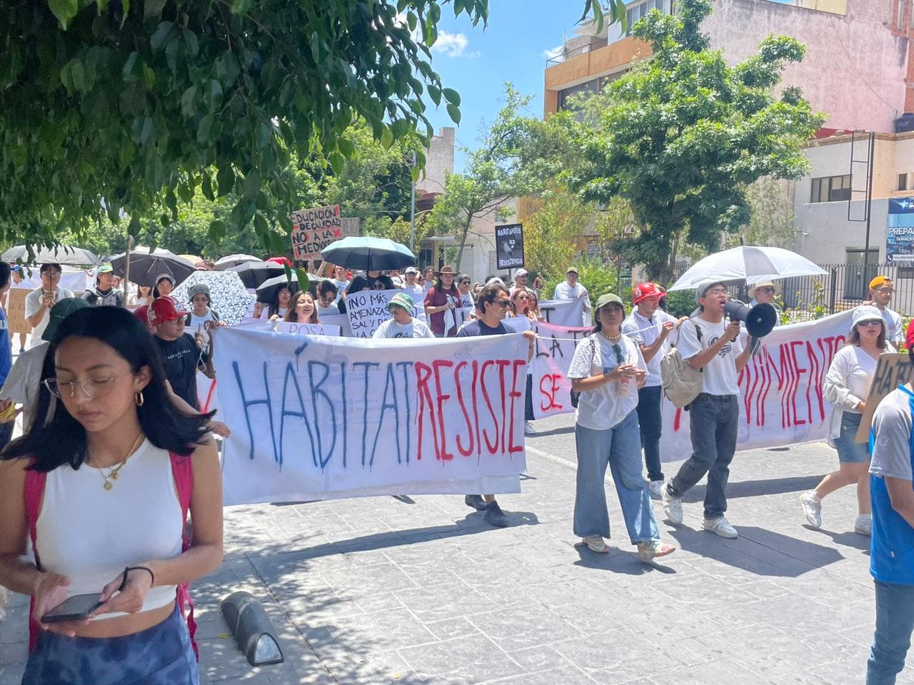 Marchan estudiantes de la UASLP exigiendo renuncia de directora