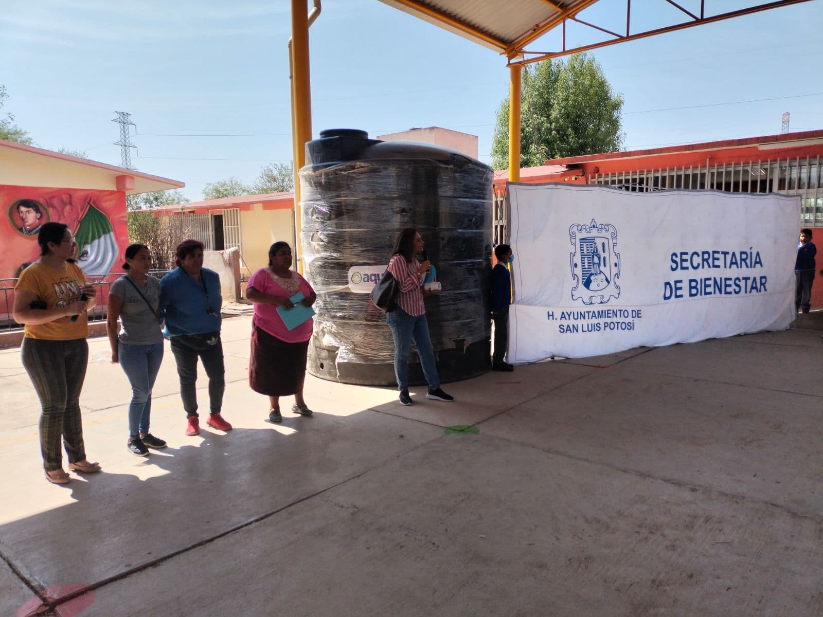 Entregan ayuntamiento tinacos-cisterna a comunidades potosinas