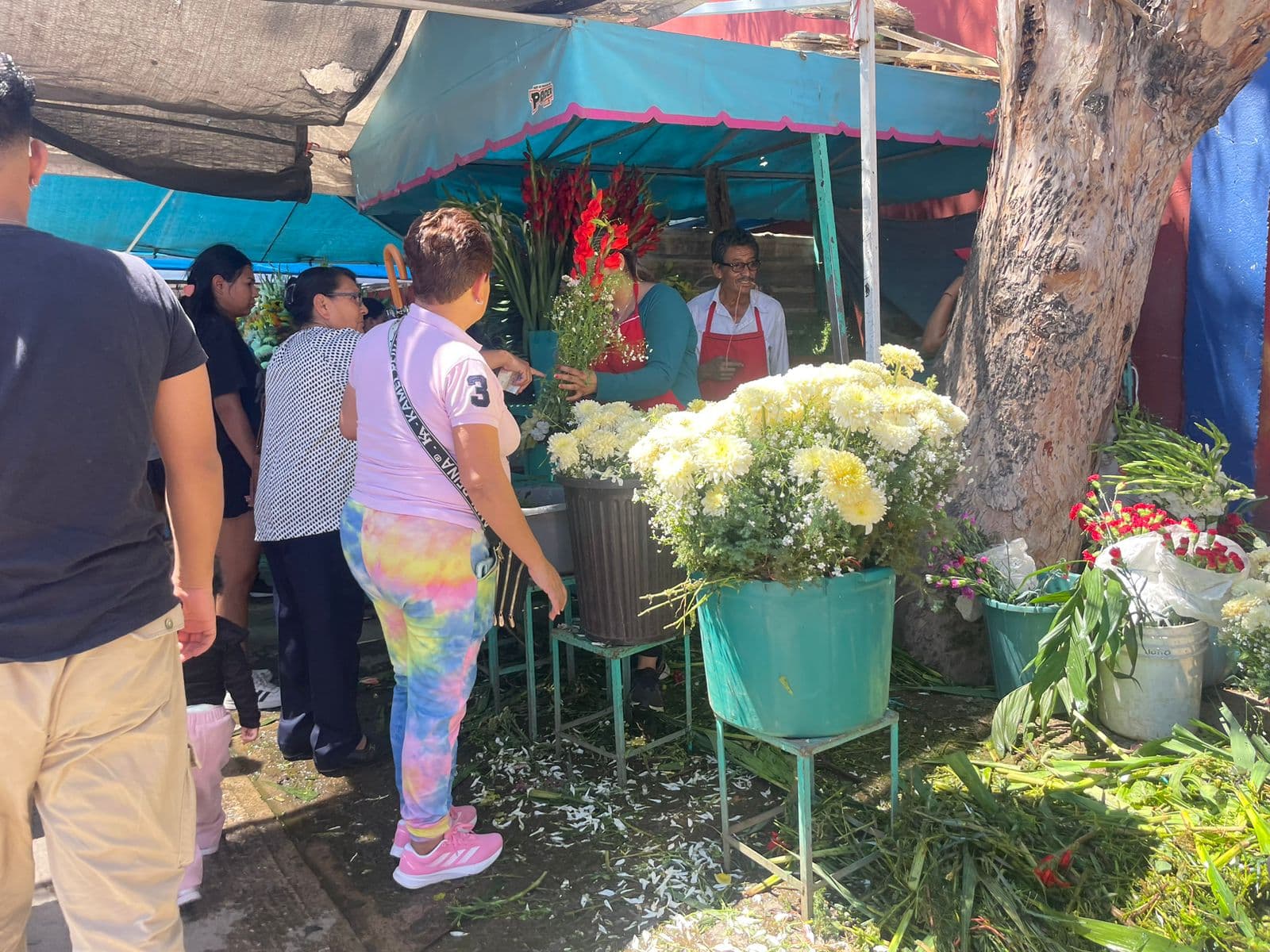Visitan cientos de familias panteones por el día del padre