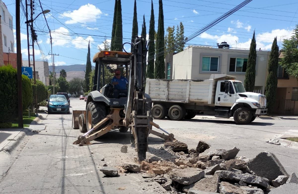 Ayuntamiento de SLP realiza acciones de bacheo, pide a la ciudadanía tomar precauciones