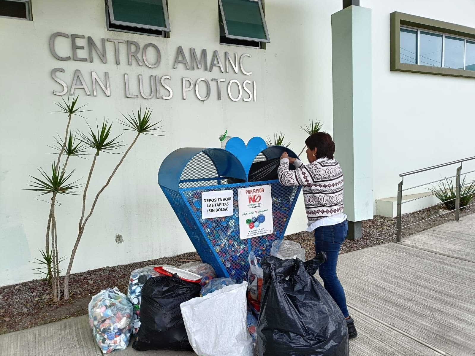 Con aportación de la ciudadanía, Gobierno de la Capital entrega una tonelada de tapitas plásticas donadas a AMANC
