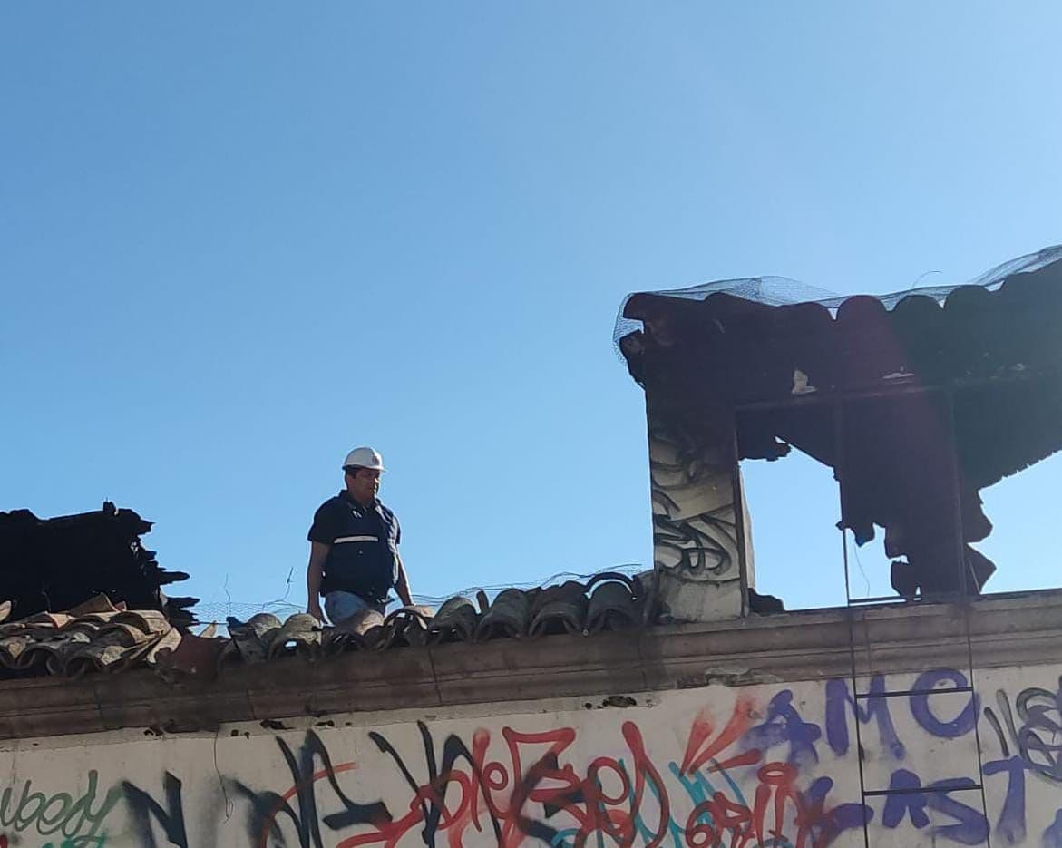 Autoridades municipales y cuerpo de Bomberos sofocan incendio en casona abandonada por sus dueños en avenida Carranza