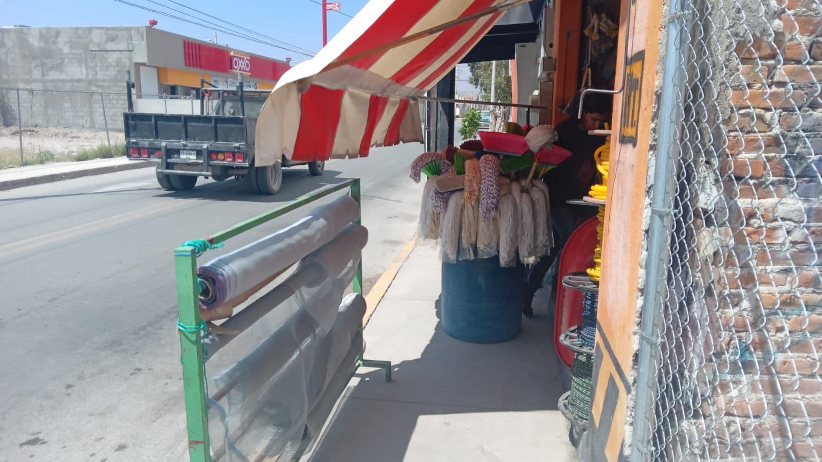La Dirección de Comercio del Ayuntamiento de SLP atiende reportes ciudadanos en avenida Papagayo y calles aledañas