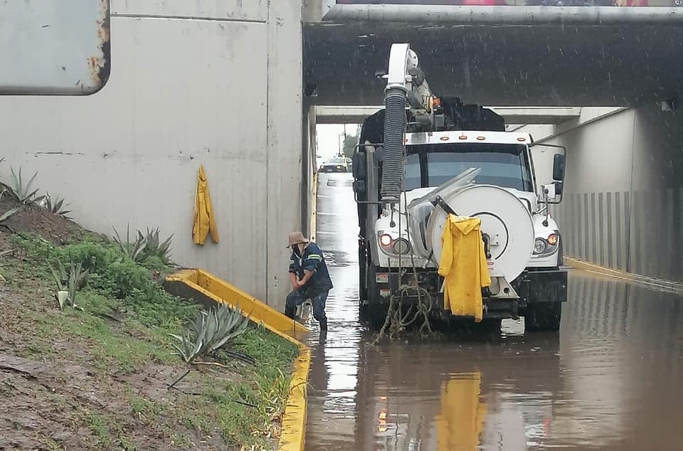 Trabaja Interapas en limpieza de puentes y desniveles de la capital