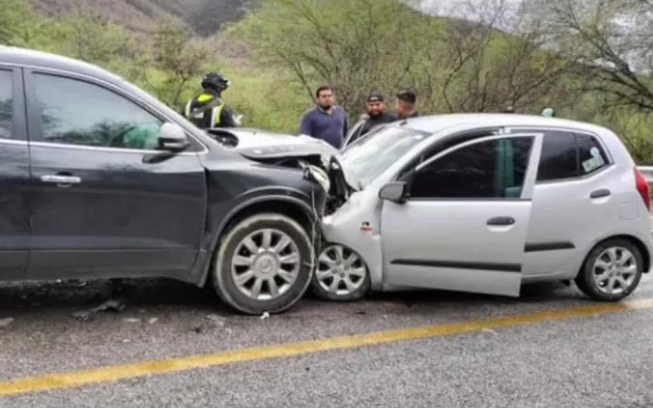 Muere menor y su padre en accidente automovilístico en tramo Rioverde-SLP