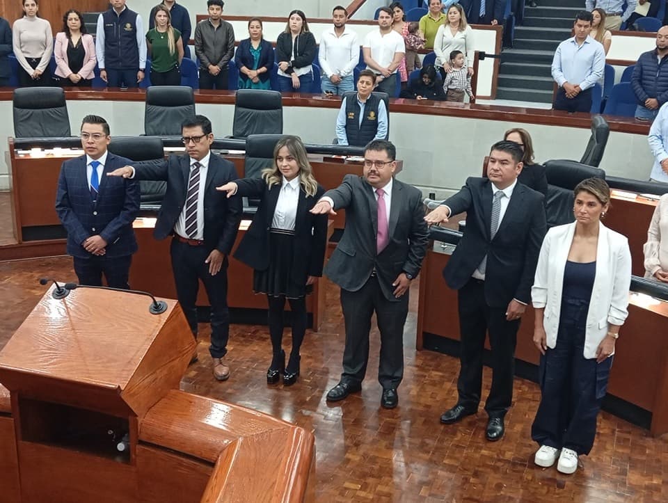 Realizan toma de protesta de nuevos comisionados de la Cegaip