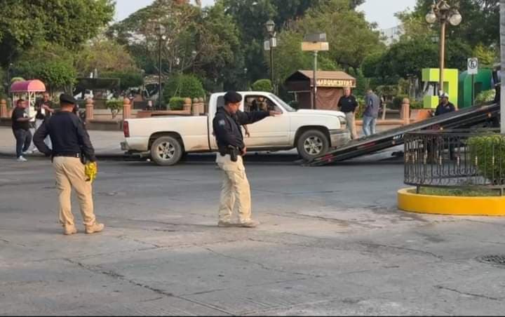 Encuentran cuerpos maniatados dentro de una camioneta en plaza principal de Rioverde