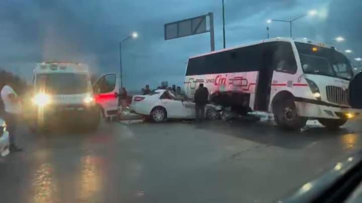 Accidente en la carretera Rioverde deja un muerto y una persona prensada