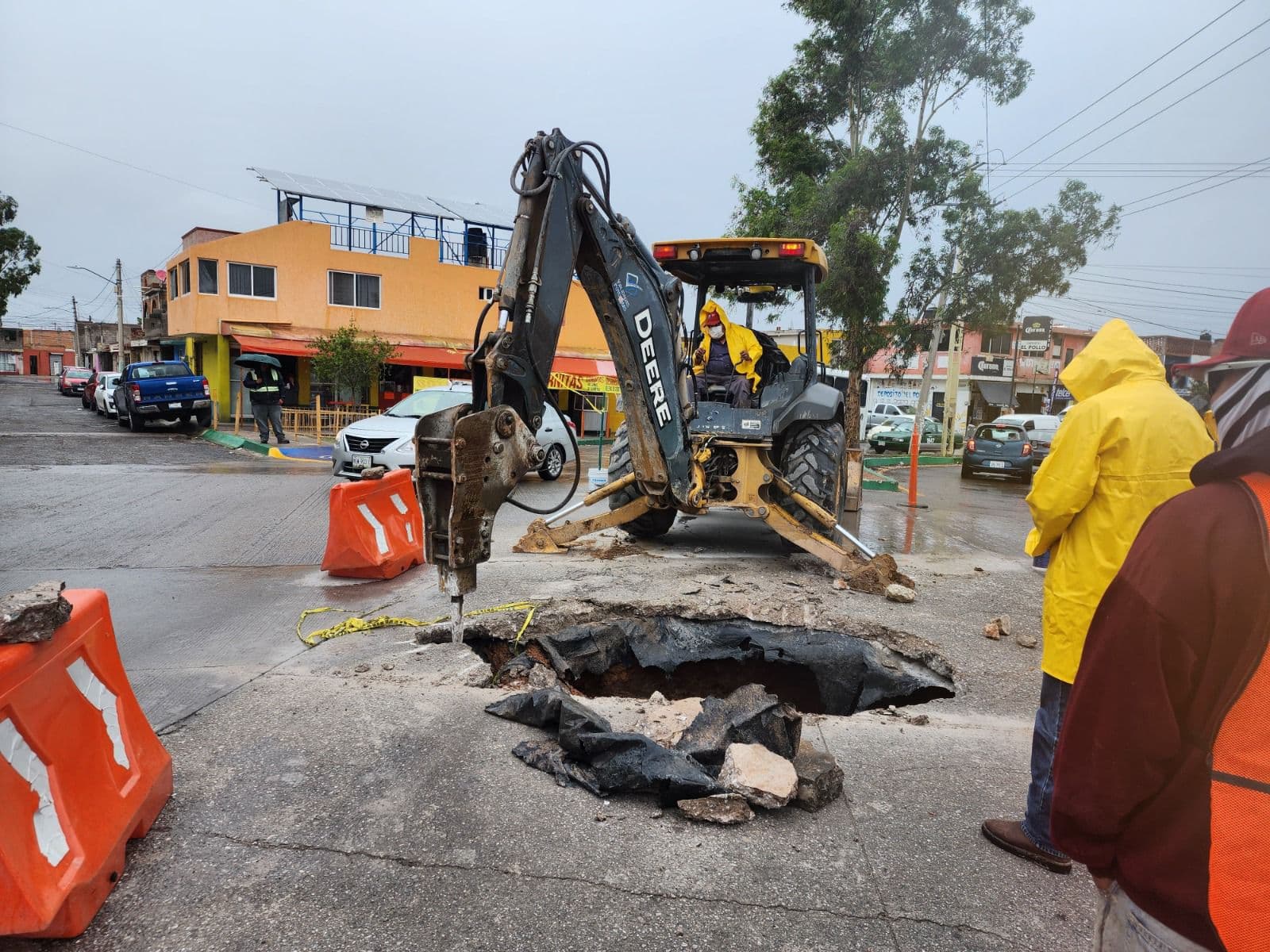 Cierre vial en avenida Seminario por colapso en colector sanitario