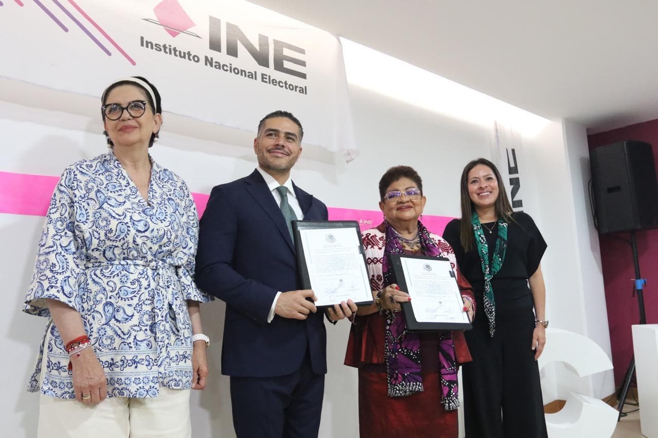 Entrega INE constancia de mayoría de votos a Harfuch