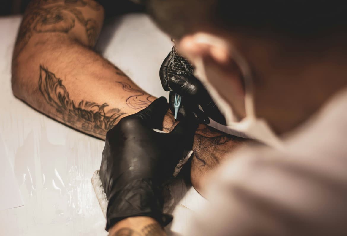 Advierte IMSS de SLP riesgos de tatuarse en sitios sin licencia