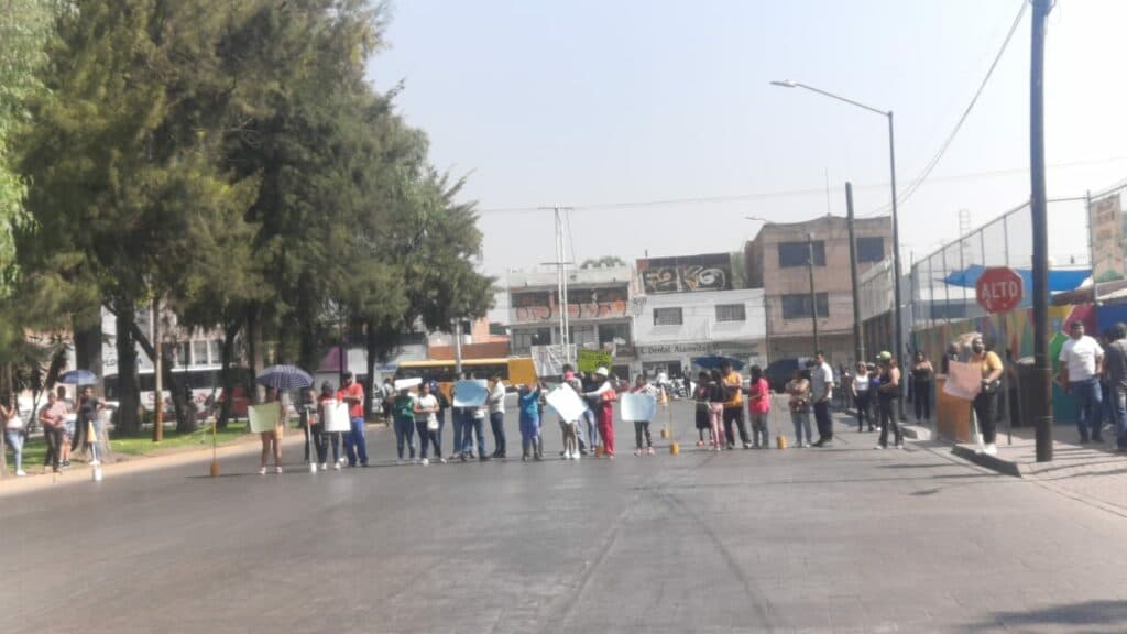 Padres de Familia cierran vialidad en Alameda Central