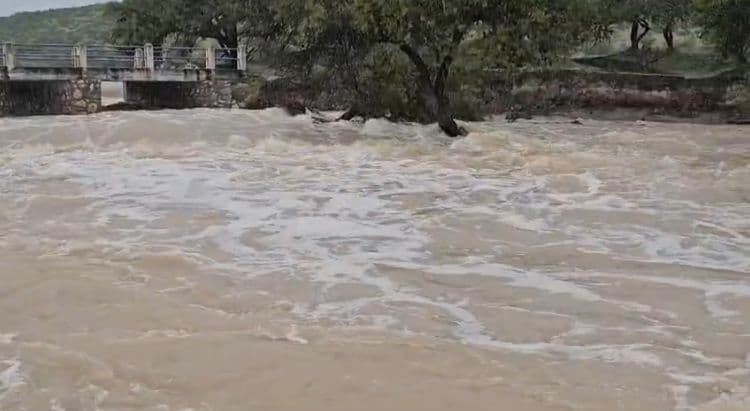 Desbordamiento de la Presa Los Charcos deja a municipio Charcas aislado