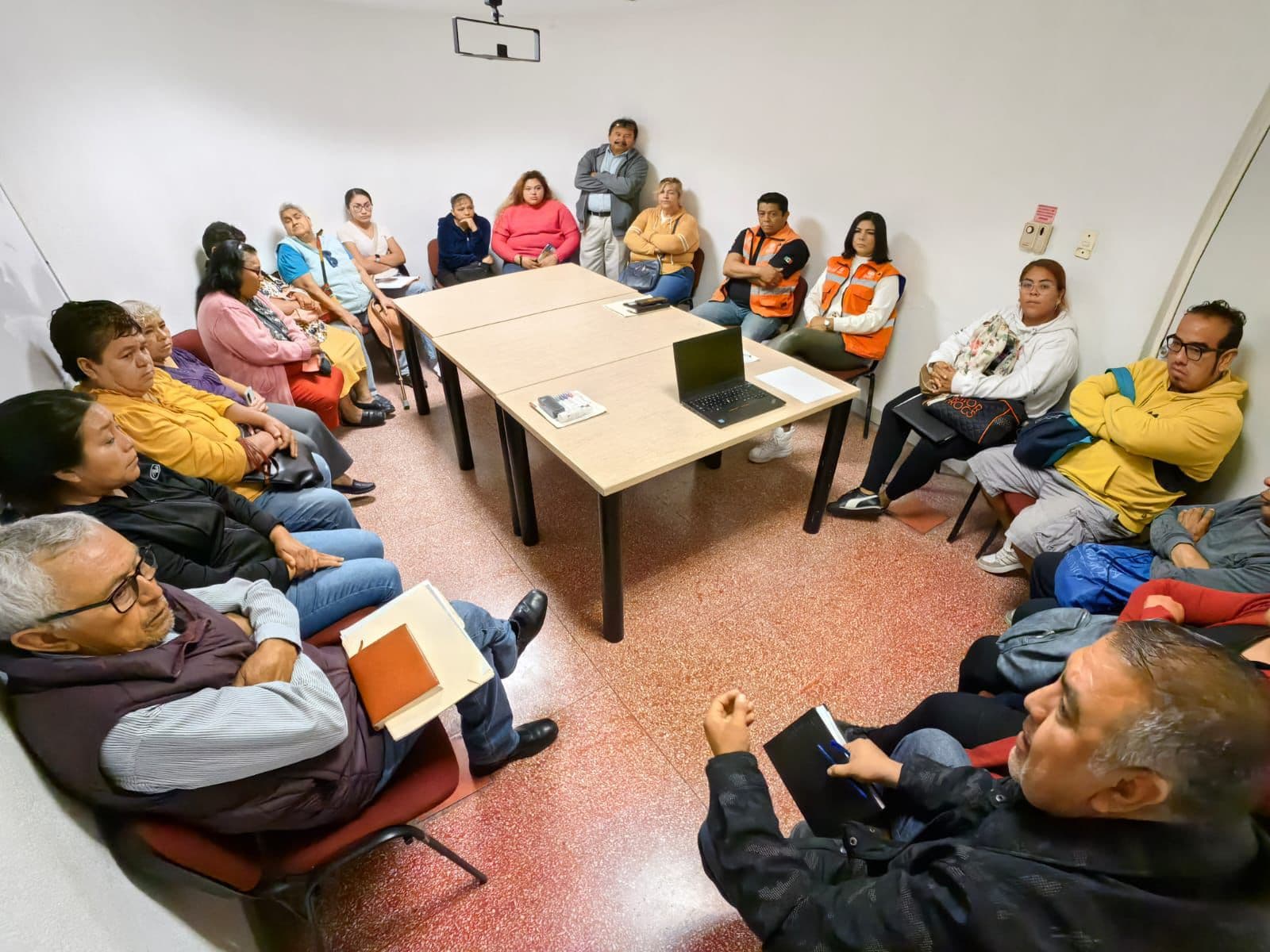 Dialogan sobre medidas de seguridad autoridades y comerciantes de Presa San José