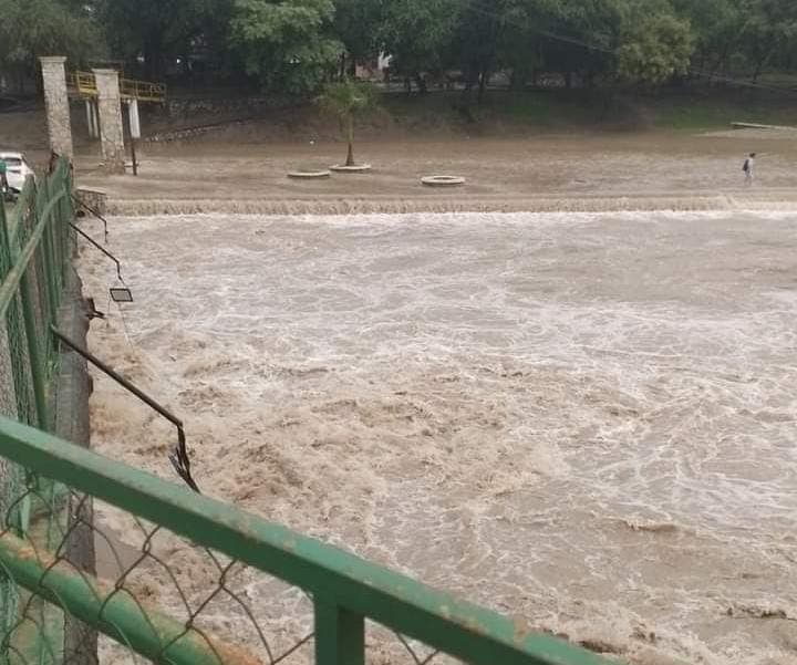 Río Valles sube un metro en 24 horas, provoca inundaciones y deslaves