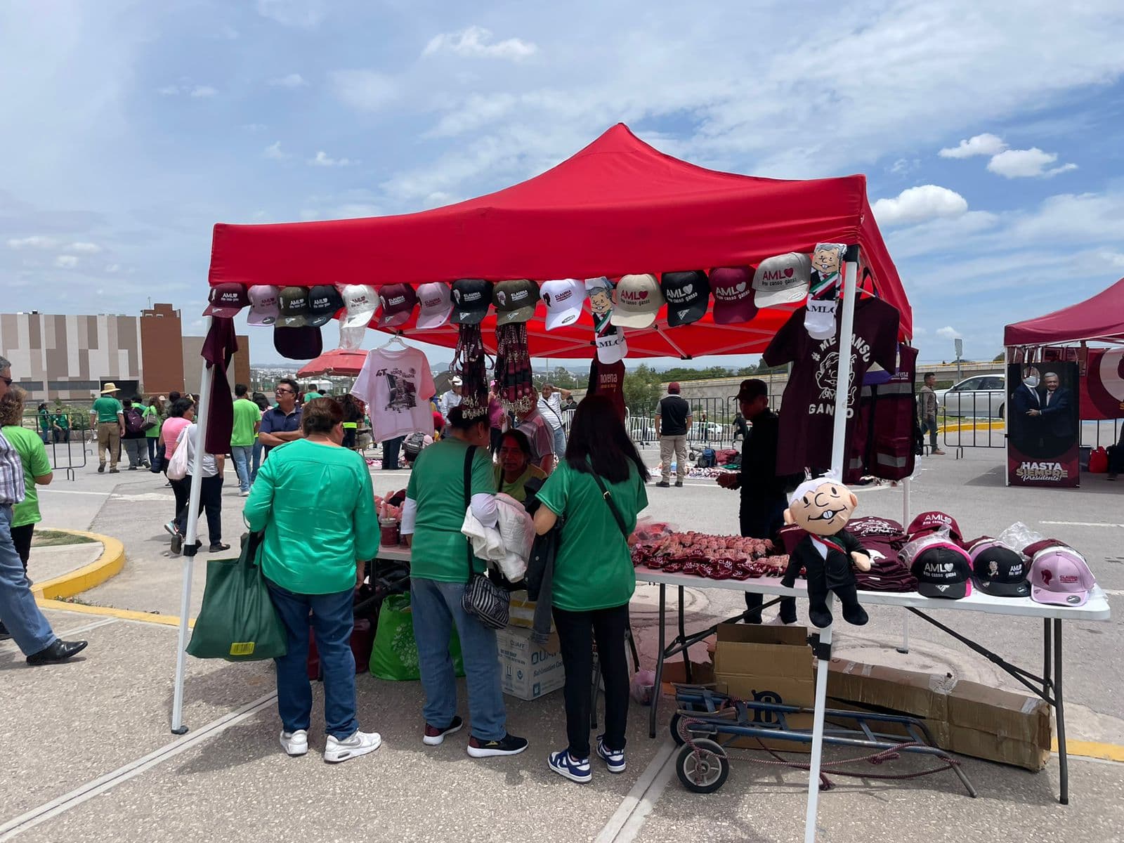 Productos alusivos a AMLO se venden como pan caliente