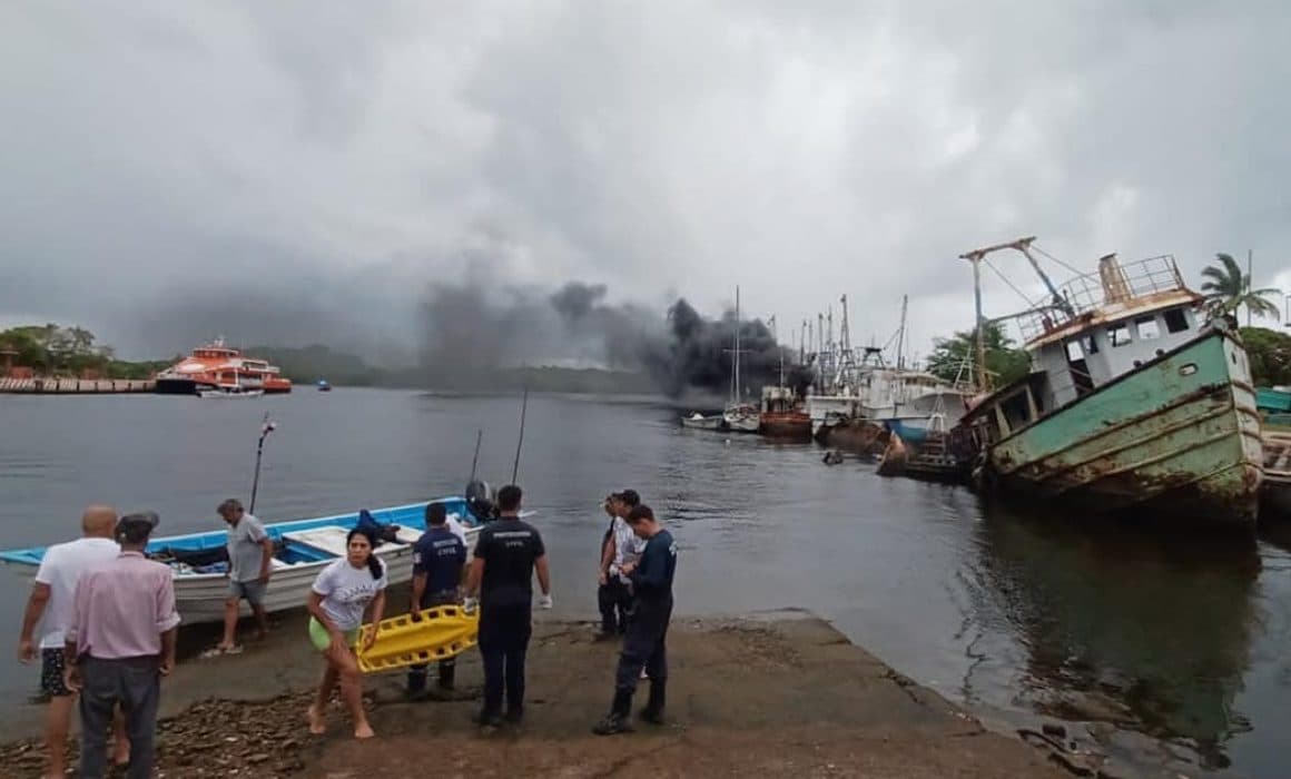 Explota embarcación camaronera en San Blas, Nayarit