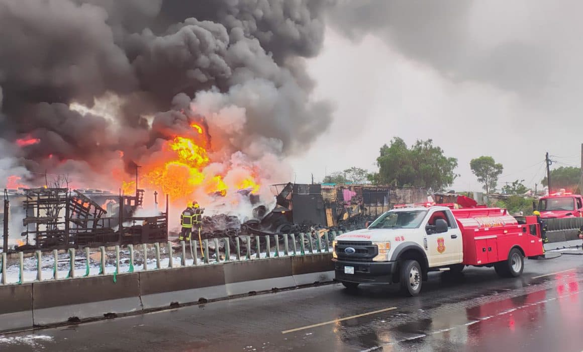 Reportan incendio de 30 viviendas a espaldas del AICM, Ciudad de México