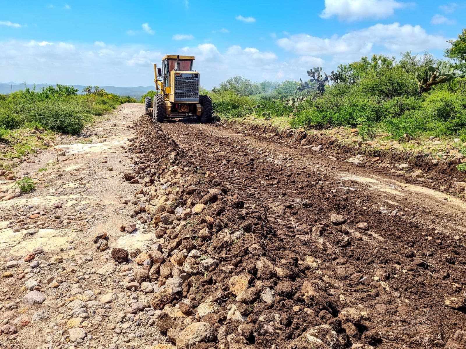 Realizan rehabilitación de camino de terracería en Bocas