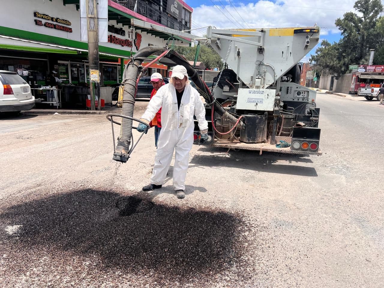 Trabaja ayuntamiento en bacheo de Villa de Pozos