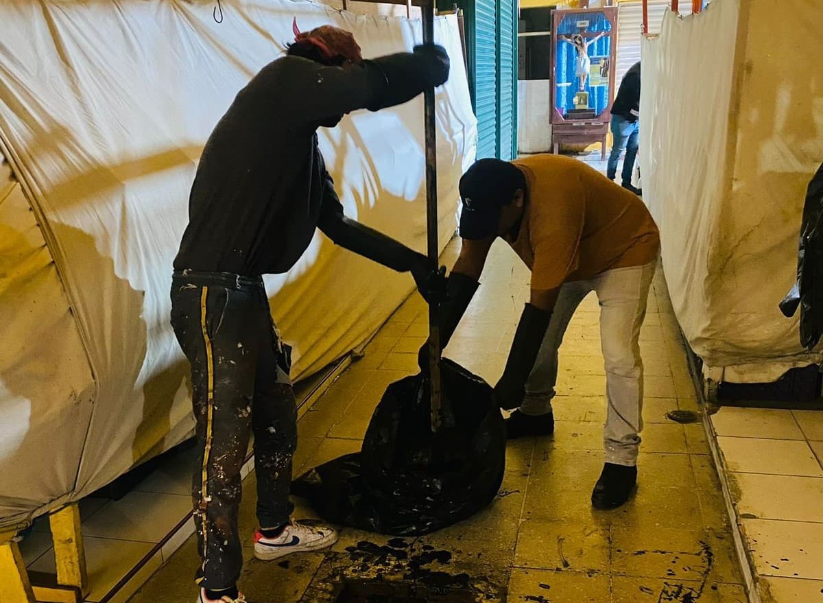 Trabaja Ayuntamiento e Interapas en drenajes de mercados