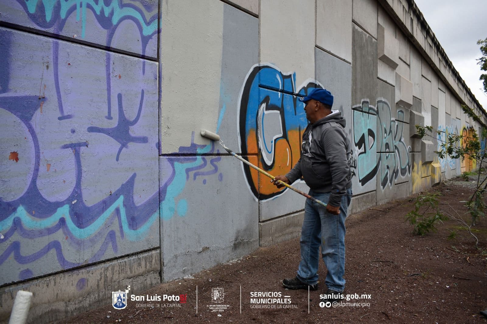 Mejora Ayuntamiento imagen urbana retirando grafiti en capital