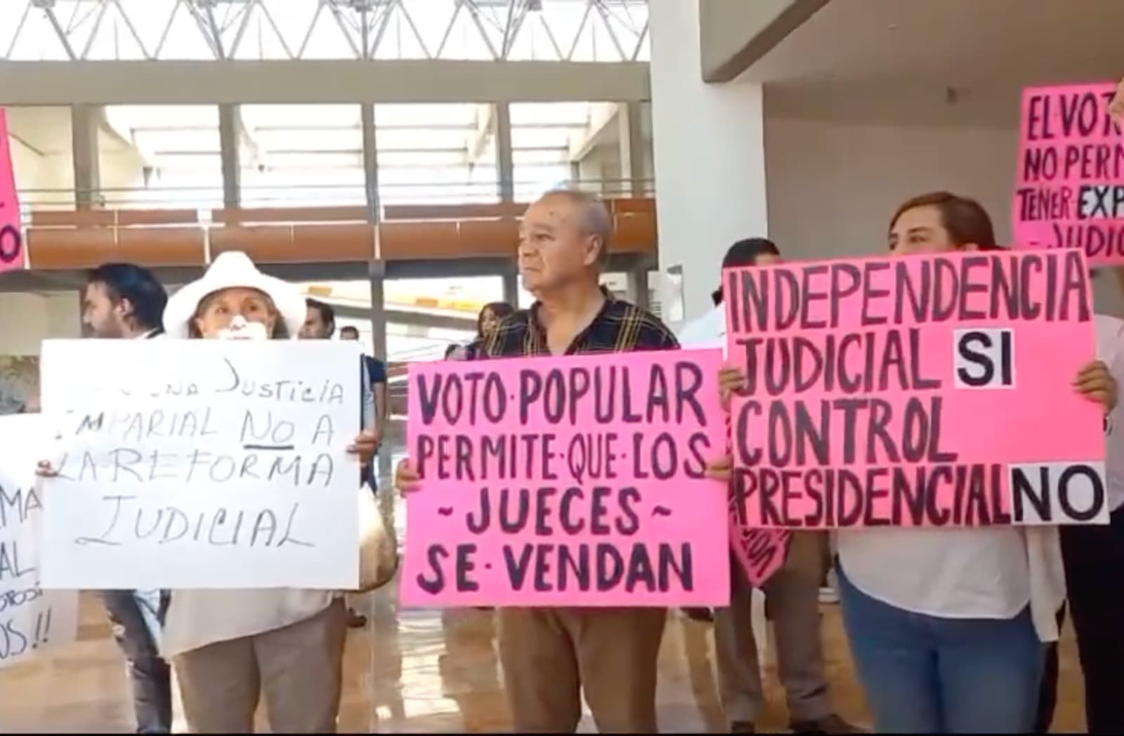 Protestan ciudadanos potosinos ante reformas al poder judicial federal