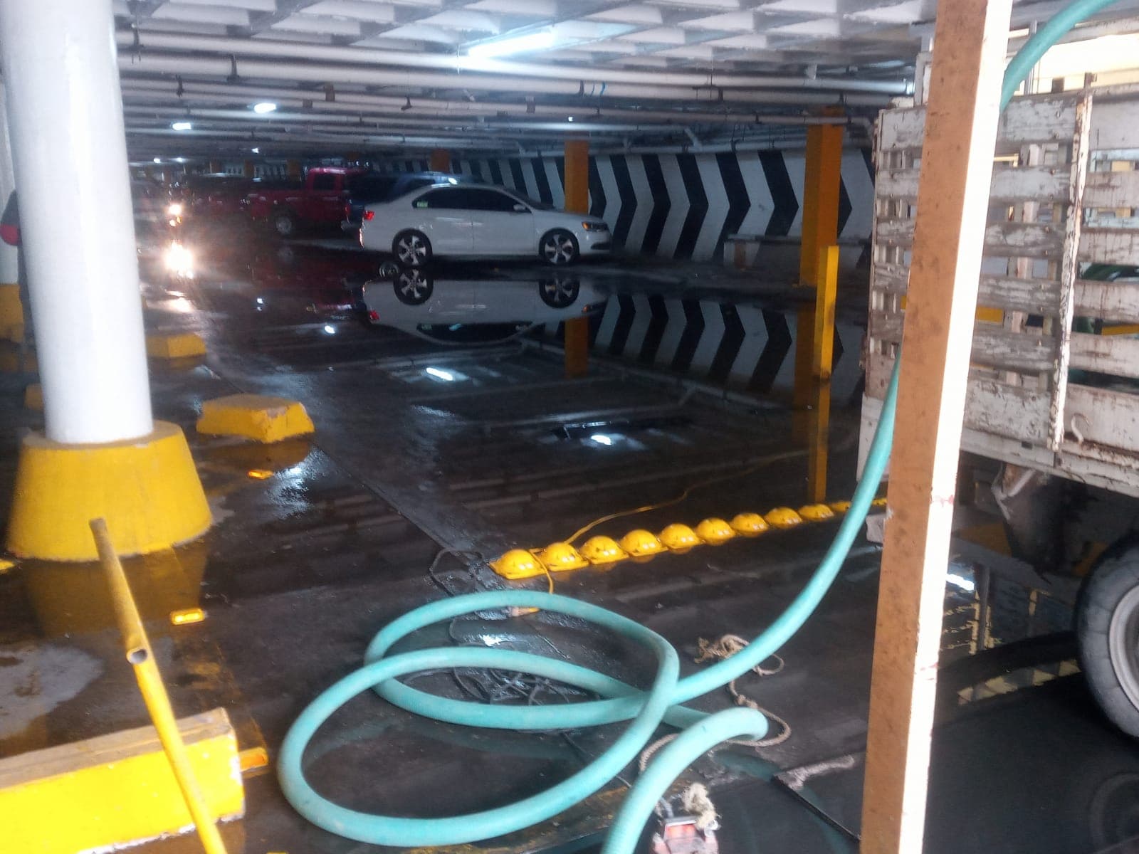 Trabaja Interapas en estacionamiento inundado en Mercado República