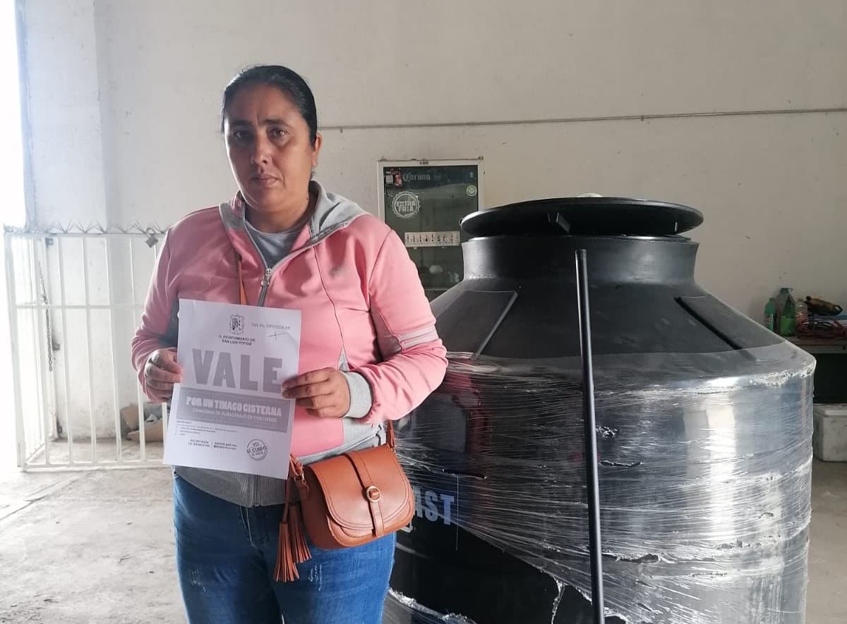 Entrega Ayuntamiento tinacos cisterna en la demarcación de Bocas