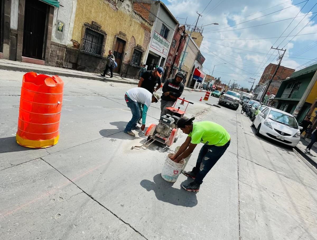 Inicia Interapas rehabilitación de drenaje en las inmediaciones del mercado república