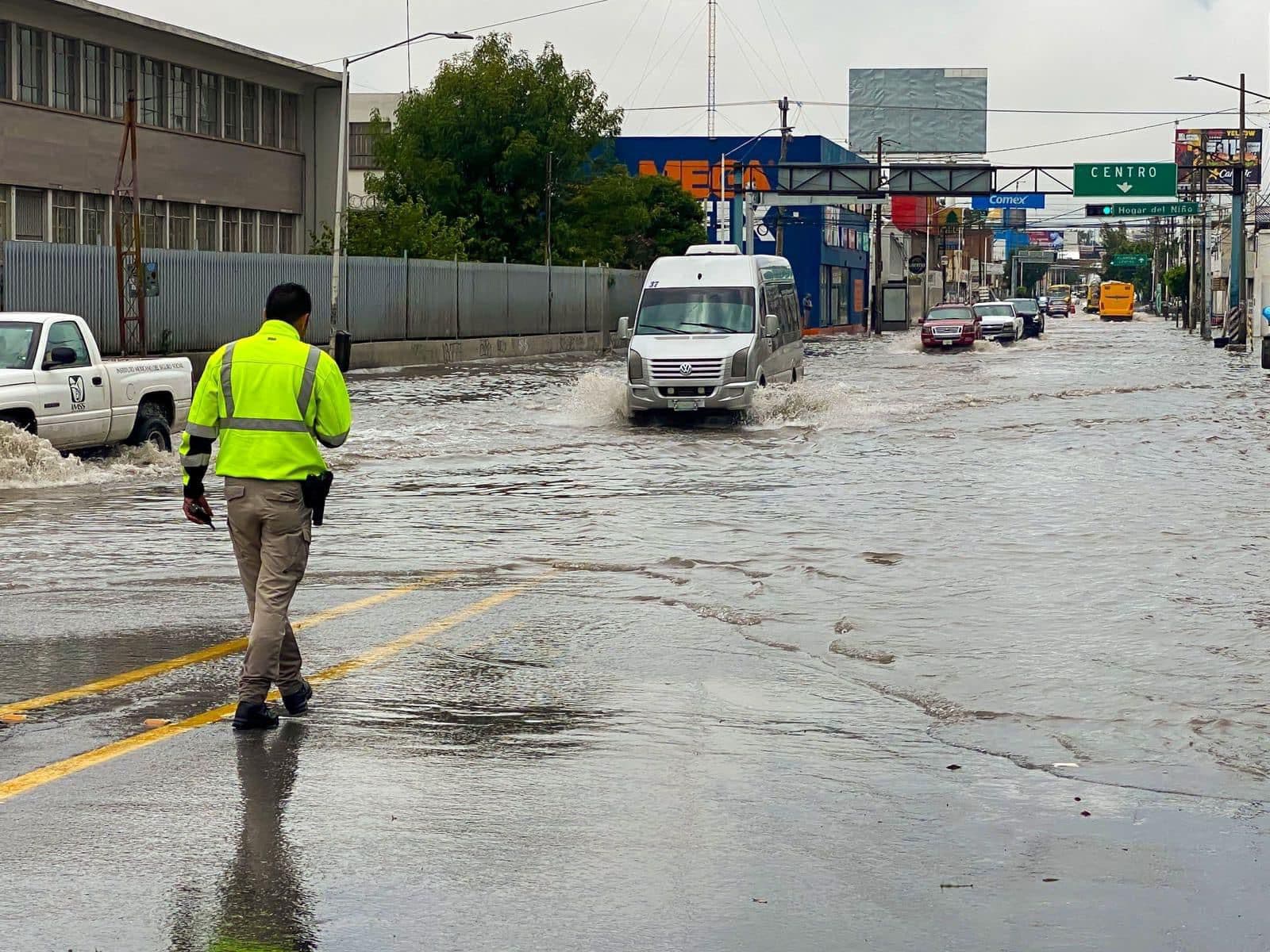 Se registra caos vial e inundaciones ante lluvias torrenciales en el estado